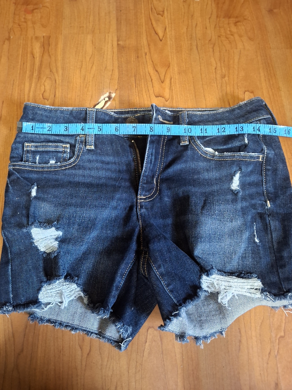 SO Low Rise Distressed Midi Denim Shorts Size 7/28W (CFD 065)